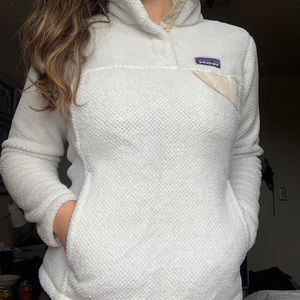 SOLD NWOT Patagonia White Snap Fleece